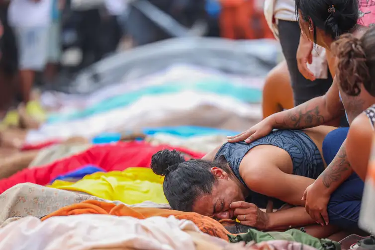 Rio de Janeiro (RJ), 22/12/2025 - Retrospectiva 2025 - Foto feita em 28/10/2025 - Dezenas de corpos são trazidos por moradores para a Praça São Lucas, na Penha, zona norte do Rio de Janeiro. Operação Contensçao.
Foto: Tomaz Silva /Agência Brasil