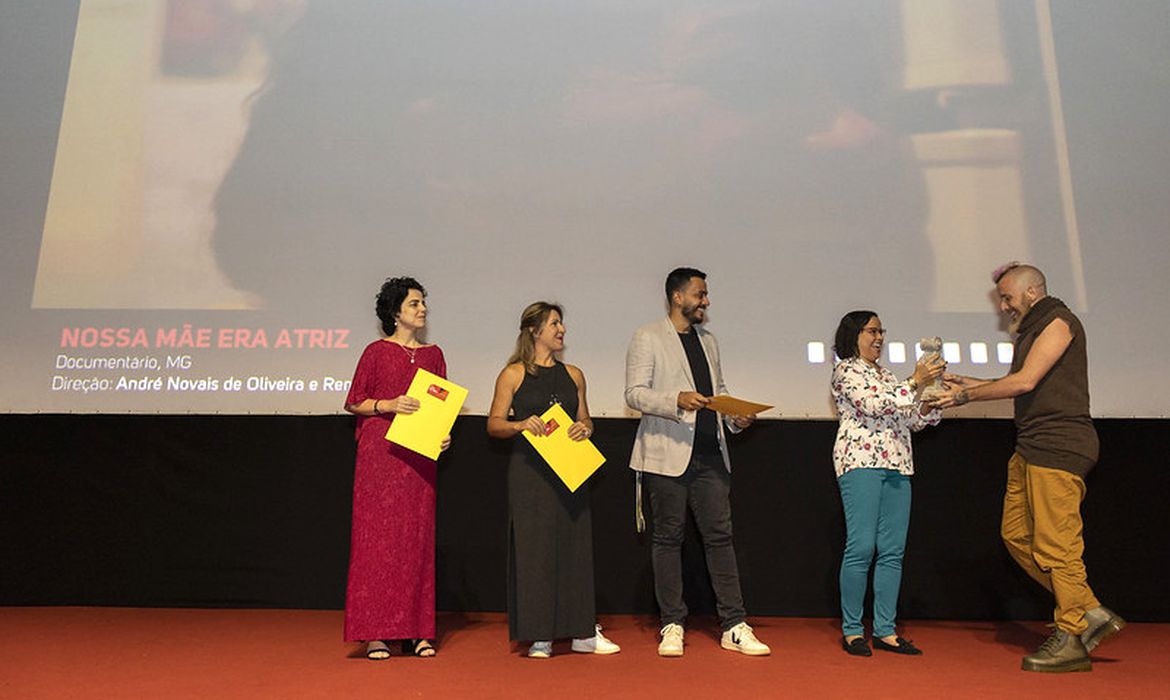 SÃO PAULO (SP) - Mostra Tiradentes chega a SP e exibe 27 filmes no Cinesesc a partir de hoje.  - Premiação Nossa Mãe era atriz.  Foto: Cinesesc/Divulgação