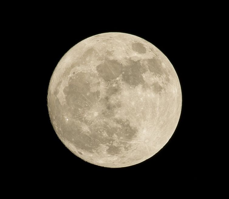 Primeira superlua de agosto iluminará o céu noturno na terça-feira (1º) 