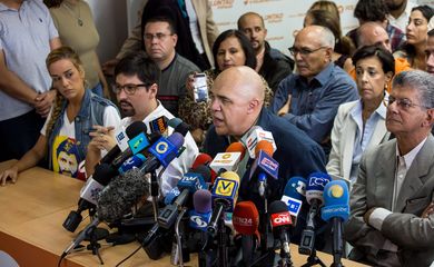 Jesús Torrealba e demais líderes da oposição venezuelana anunciam trégua de dez dias a Maduro