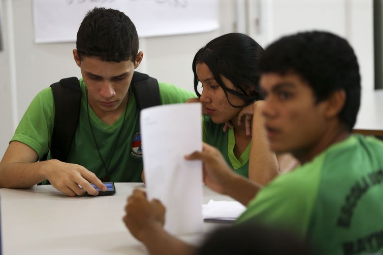 Alunos da escola estadual Raymundo Sá, no município de Autazes, interagem virtualmente com professores e alunos durante aula a distância produzida no Centro Nacional de Mídias de Educação.