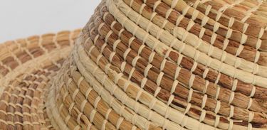Palha do buriti é utilizada nos artesanatos das indígenas venezuelanas Warao