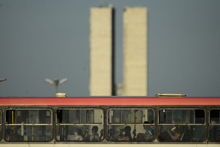 Movimento intenso de ônibus na rodoviária do Plano Piloto