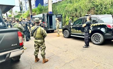Paraguai expulsa 25 brasileiros que estavam presos no país.