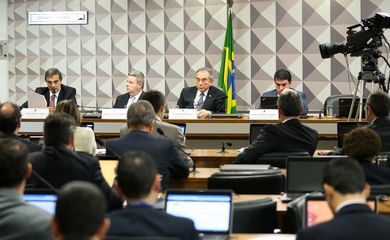 Brasília - O advogado José Eduardo Cardozo lê carta de defesa da presidenta afastada Dilma Rousseff em sessão da Comissão do Impeachment (Arquivo/Agência Brasil)