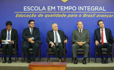 Brasília - O presidente Michel Temer e o ministro da Educação, Mendonça Filho, anunciam a liberação de recursos para o Programa de Fomento às Escolas de Ensino Médio em Tempo Integral (Antonio Cruz/Agência Brasil)