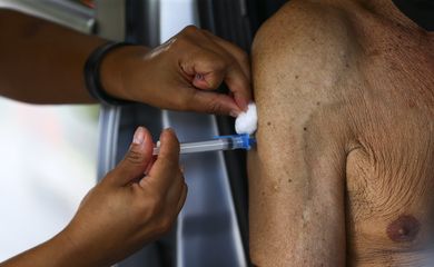 Vacinação drive-thru contra a covid-19 no Parque da Cidade, em Brasília.