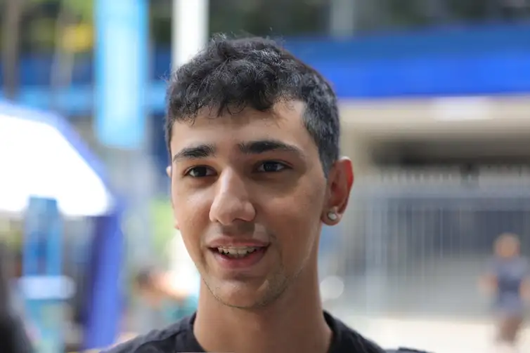 Brasília, DF 09/11/2025 - O estudante Kernus Aleksander, 18 anos, fala com a Agência Brasil de sua expectativa nesse primeiro dia de prova do Enem. Foto: Fabio Rodrigues-Pozzebom/ Agência Brasil