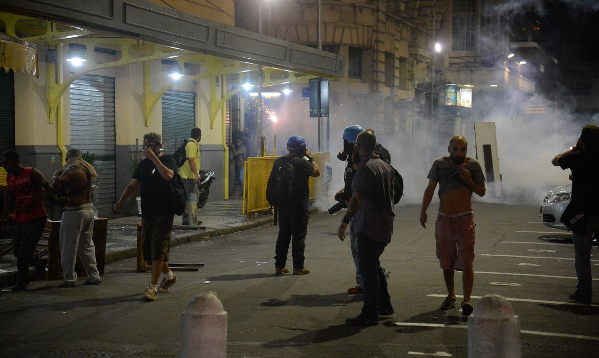 Rio de Janeiro - Clientes deixam o Amarelinho da Cinelândia após policiais militares da Tropa de Choque dispersar manifestantes com gás lacrimogêneo (Fernando Frazão/Agência Brasil)