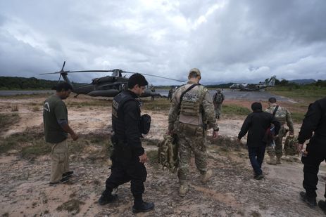 Surucucu (RR), 10/02/2023 - Equipe da Polícia Federal embarca para investigação de mortes no território Yanomami com apoio do Exército, Funai e Força Nacional, em Surucucu. Foto: Fernando Frazão/Agência Brasil