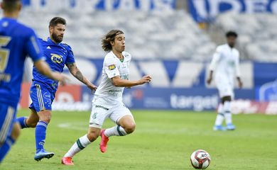 o América-MG venceu o Cruzeiro de virada por 2 a 1 no primeiro jogo da semifinal do Campeonato Mineiro