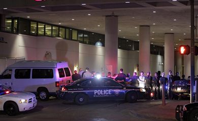 Emergência do Baylor Scott & White Hospital, em Dallas, para onde foram levados os 11 policiais baleados, durante uma manifestação, que ocorria pacificamente, contra a morte de dois norte-americanos negros baleados por policiais brancos