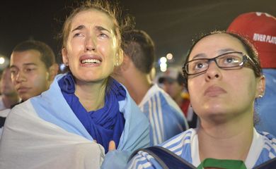  Torcedores da Alemanha na Fifa Fan Fest de Copacabana comemoram título da Copa do Mundo 2014 conquistado contra argentinos, que lamentam derrota na prorrogação (Fernando Frazão/Agência Brasil)