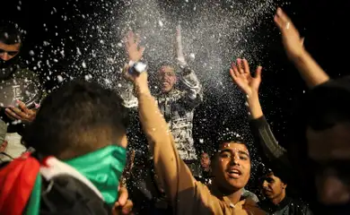 Palestinians react to news on a ceasefire deal with Israel, in Khan Younis in the southern Gaza Strip, January 15, 2025. Reuters/Hatem Khaled/Proibida reprodução