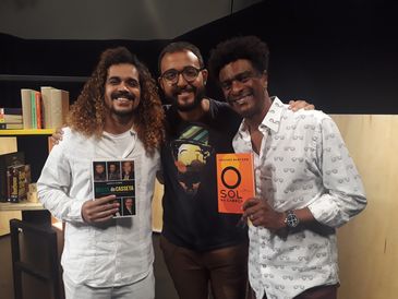 Raphael Montes recebe os escritores Geovani Martins e Hélio de La Peña