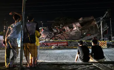 People look at a collapsed building following the magnitude 7.8 quake in General Santos, southern Philippines, June 8, 2026. REUTERS/Noel Celis