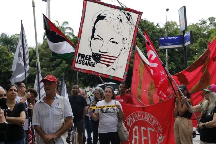 Rio de Janeiro (RJ) 20/02/2024 – Manifestantes exigem a liberdade de Julian Assange, fundador do Wikileaks, enquanto a Justiça de Londres analisa novo recurso contra sua extradição para os Estados Unidos.  Foto: Fernando Frazão/Agência Brasil