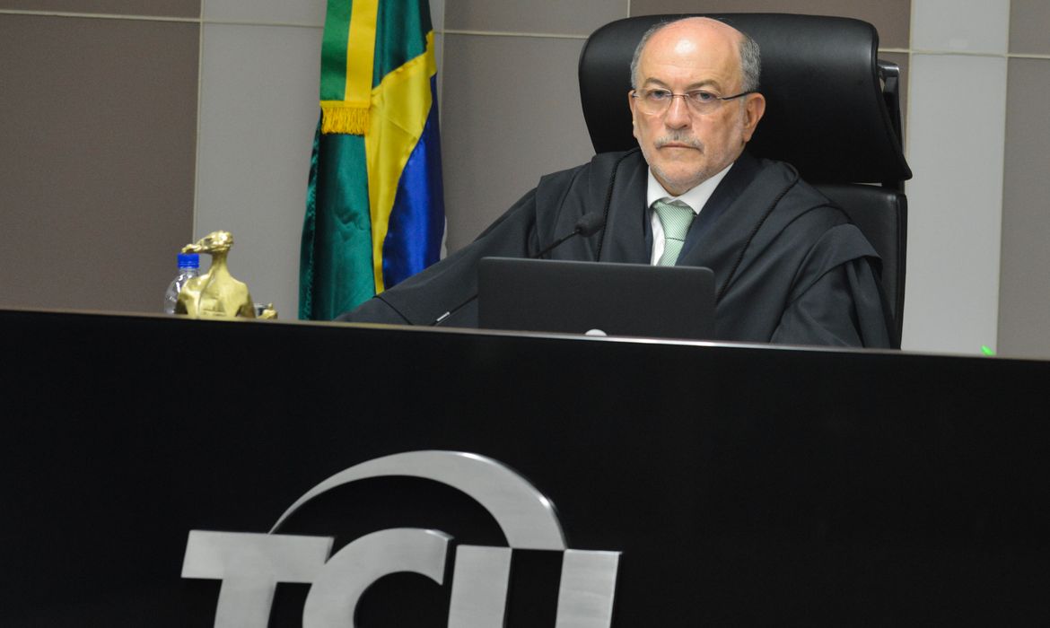 Brasília - O presidente do TCU, Aroldo Cedraz durante sessão no plenário da casa que analisa contas do governo de 2014 (Valter Campanato/Agência Brasil)
