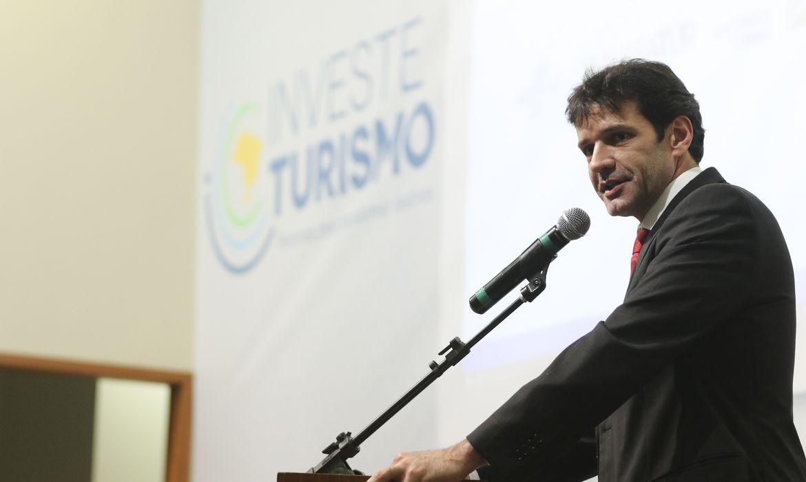 O ministro do Turismo, Marcelo Álvaro Antônio, apresenta o Programa Investe Turismo.