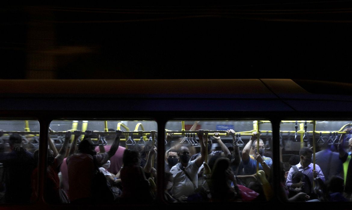Passageiros viajam em ônibus público em meio à pandemia da doença coronavírus (COVID-19), no Rio de Janeiro, Brasil, 18 de novembro de 2020.