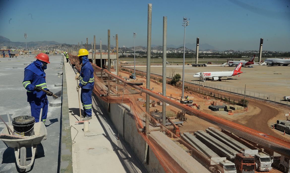 Prestes a completar um ano à frente da operação do aeroporto, a concessionária RIOgaleão, alcança 60% das obras de melhoria da infraestrutura do aeroporto a menos de um ano dos Jogos Olímpicos (Tânia Rêgo/Agência Brasil)