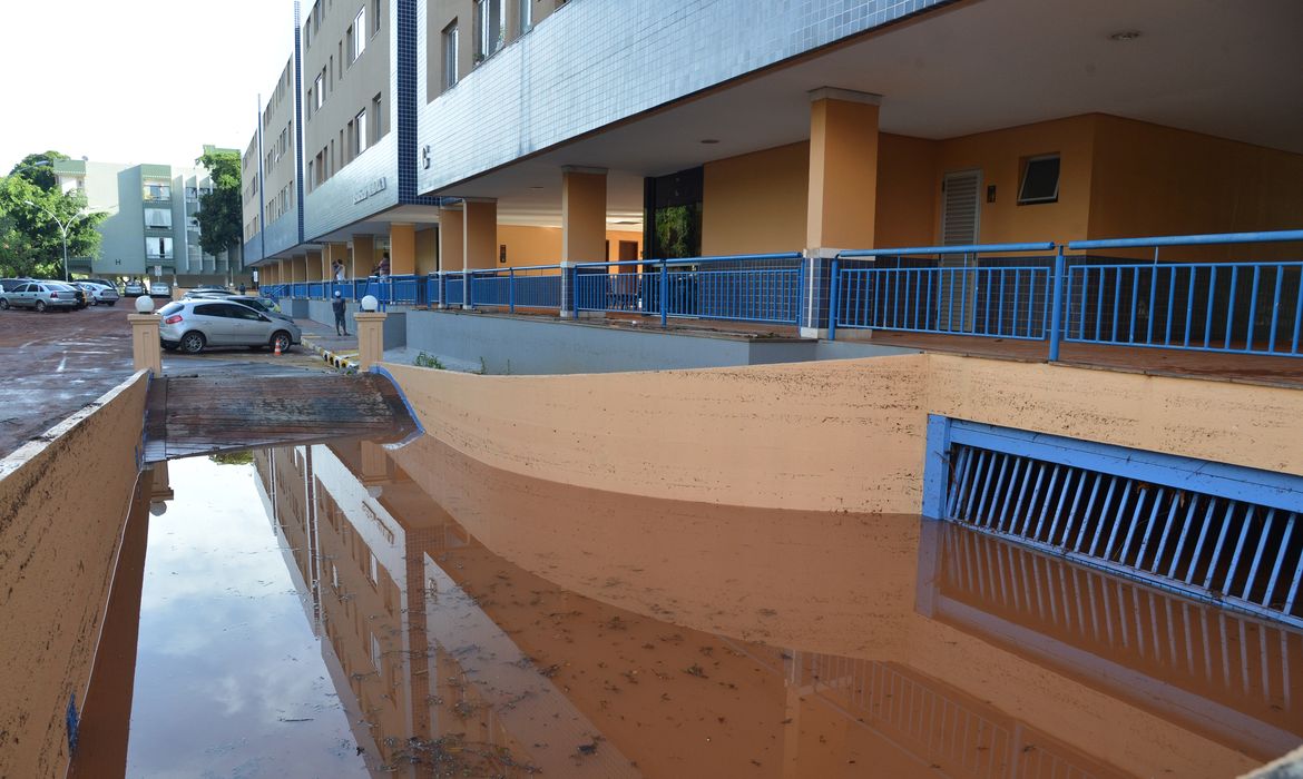 Durante três horas na noite desta terça-feira, uma forte chuva atingiu vários pontos do Distrito Federal e causou estragos, ruas ficaram totalmente alagadas. (Antônio Cruz/Agência Brasil) 