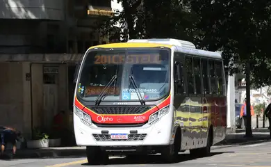Transporte coletivo na região central do Rio.