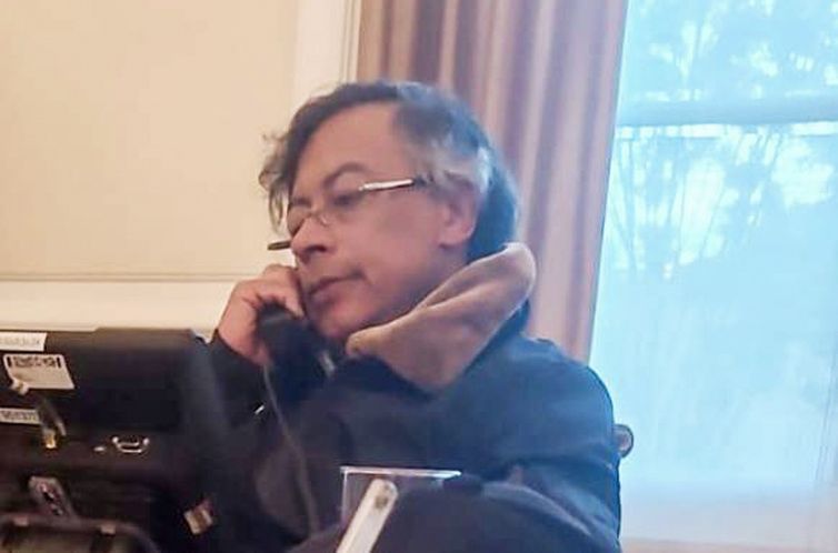 São Paulo (SP) - 08/01/2026 - Gustavo Petro, presidente da Colômbia, conversa com Trump por telefone.Foto: Gustavo Petro/X