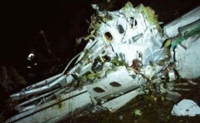 Avião que levava o time da Chapecoense caiu próximo a Medellín, na Colômbia - Foto Defesa Civil/Divulgação CP