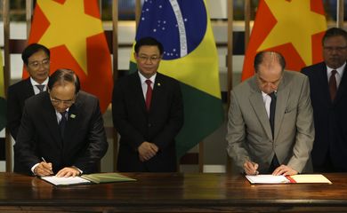O Embaixador do Vietnã no Brasil, Do Ba Kho, o vice-primeiro-ministro vietnamita, Vuong Dinh Hue, o ministro das Relações Exteriores, Aloysio Nunes e o ministro da agricultura, Blairo Maggi durante assinatura de atos.