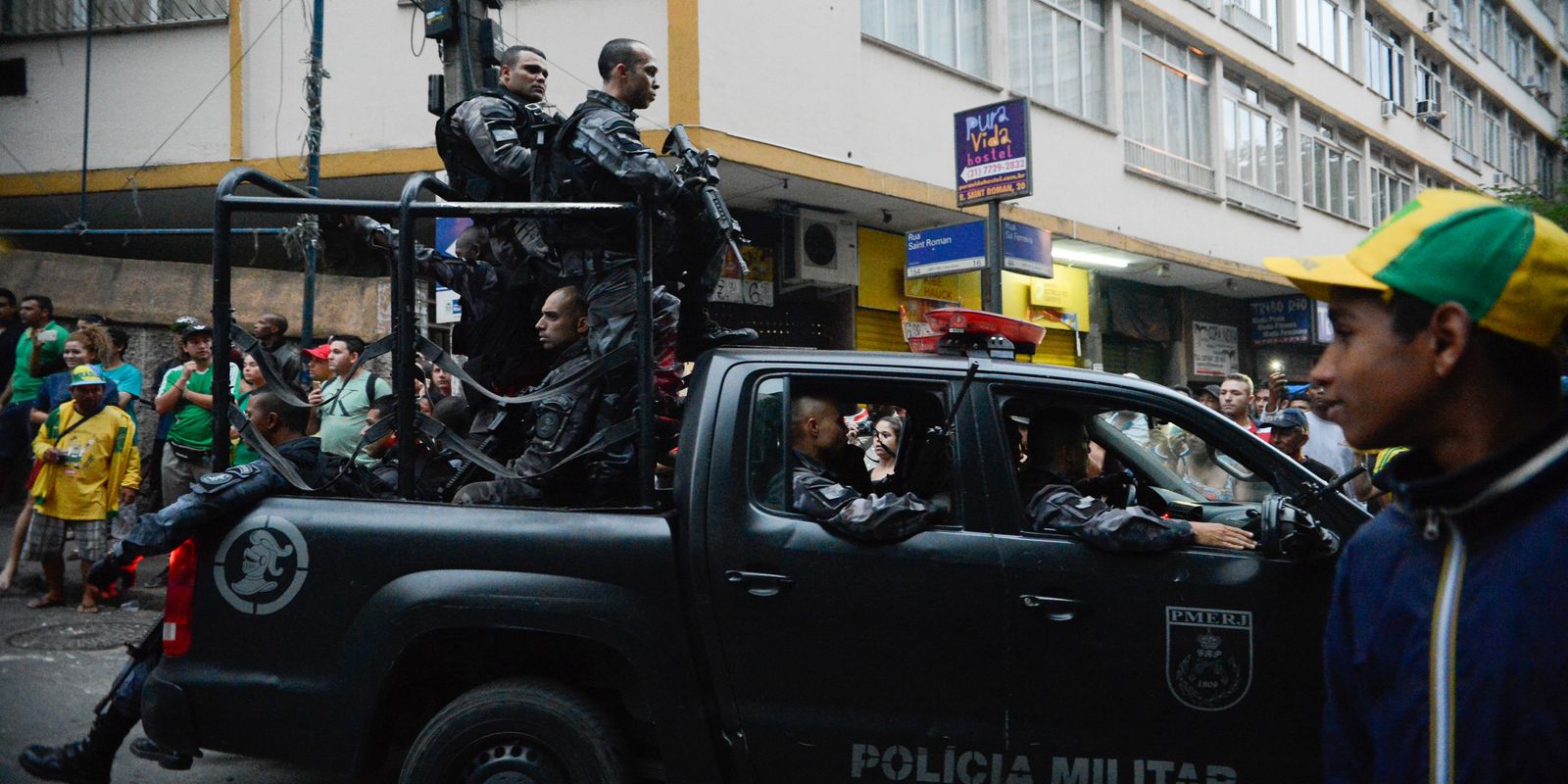 Rio de Janeiro - Operação policial após ataques às bases das Unidades de Polícia Pacificadora (UPP) nas comunidades do Cantagalo e Pavão-Pavãozinho, em Copacabana. (Fernando Frazão/Agência Brasil)