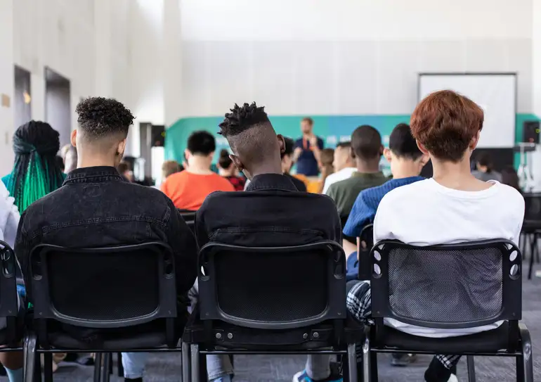 Alunos em sala de aula. Foto: Sam Balye/Unsplash