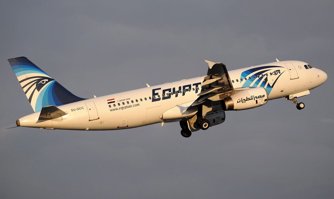 Avião da EgyptAir desapareceu sobre o Mediterrâneo ao voar de Paris para o Cairo. No total, 66 pessoas estavam a bordo