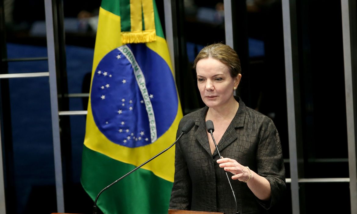 Brasília - Em discurso, a senadora Gleisi Hoffmann classifica de abusiva a prisão do marido, Paulo Bernardo(Wilson Dias/Agência Brasil)
