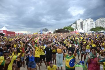 Torcedores comemoram gols do Brasil contra a Coreia do Sul pela Copa do Mundo 2022, no Fifa Fan Festival, em Copacabana, no Rio de Janeiro
