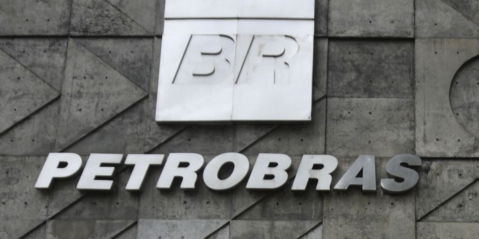 Petrobras conclui venda de dois campos de petróleo na Bacia do ES