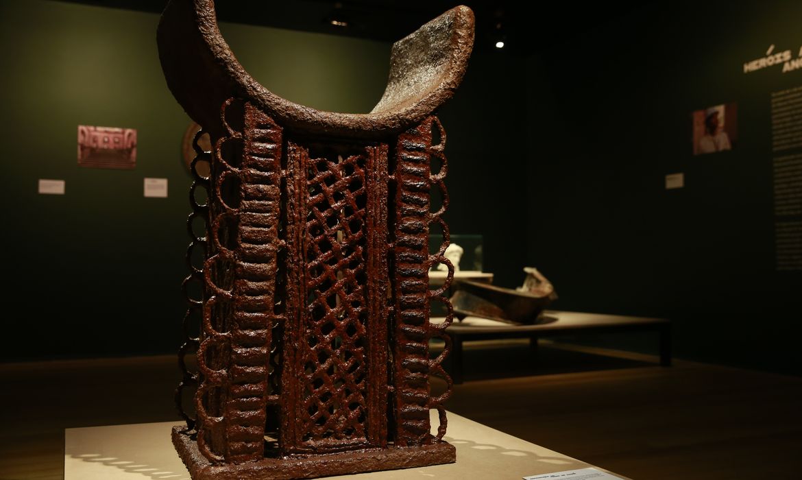 Réplica do trono de Daomé feita por um estudante com papel machê na exposição Museu Nacional Vive - Arqueologia do Resgate, a primeira com peças retiradas do incêndio, no Centro Cultural Banco do Brasil. 