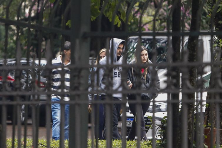 São Paulo (SP) 10/08/2024 – Familiares das vítimas do acidente aéreo que envolveu avião da Voepass que ocorreu em Vinhedo, chegando ao Instituto médico legal (IML).
Foto: Paulo Pinto/Agência Brasil