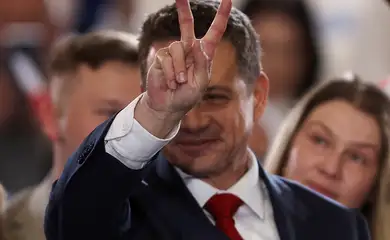 Candidato liberal vence primeiro turno de eleições na Polônia