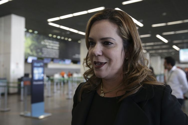 A diretora do Procon-DF, Ivone Machado, fala à imprensa, durante Blitz Nacional dos Aeroportos para fiscalizar a cobrança da franquia de bagagem, no Aeroporto Internacional de Brasília.