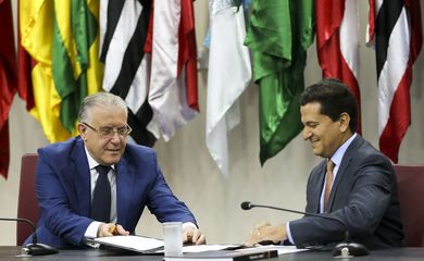 O ministro do Desenvolvimento Social, Alberto Beltrame, o vice representante da ACNUR no Brasil, Federico Martínez assinam a renovação do acordo de cooperação para garantir acesso aos direitos socioassistenciais de refugiados e migrantes