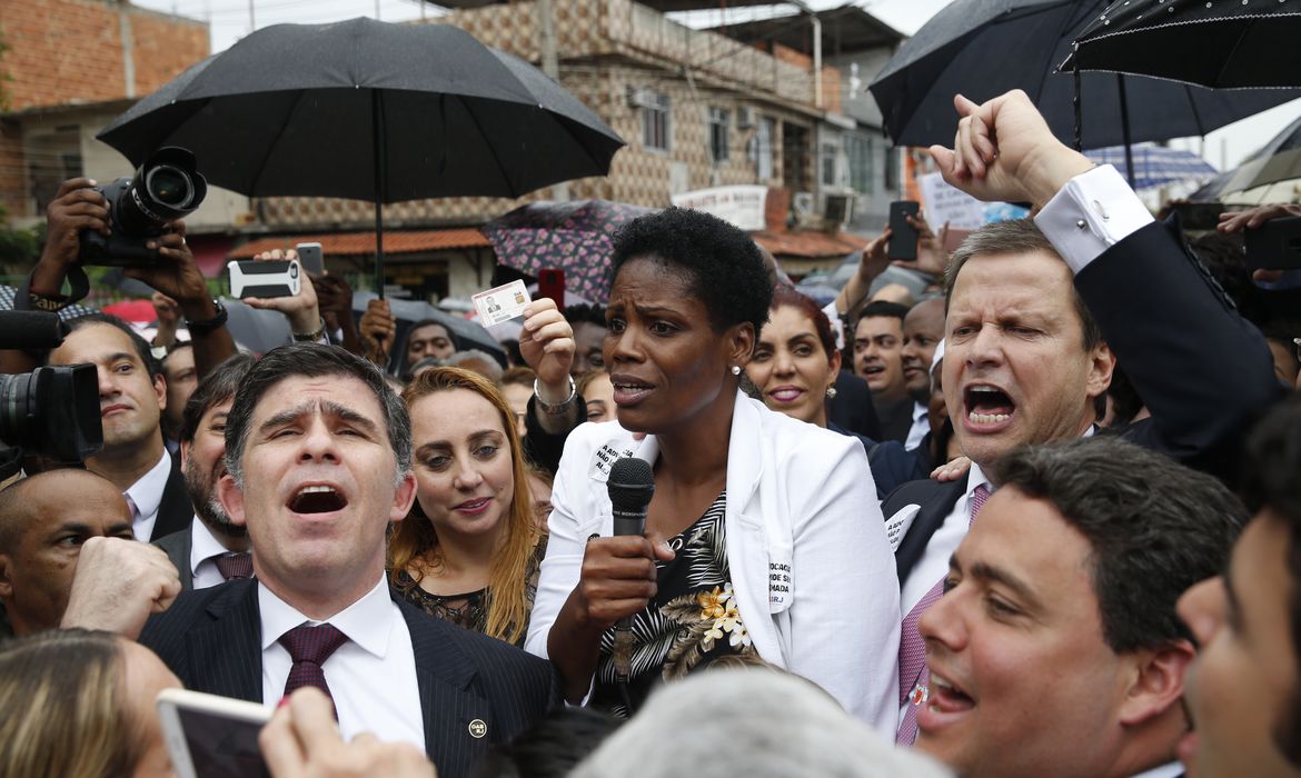 A advogada Valéria Lúcia dos Santos, que foi algemada e presa durante uma audiência no exercício da profissão, e o presidente do Conselho Federal da OAB, Claudio Lamachia, durante ato em frente ao Fórum de Duque de Caxias. 