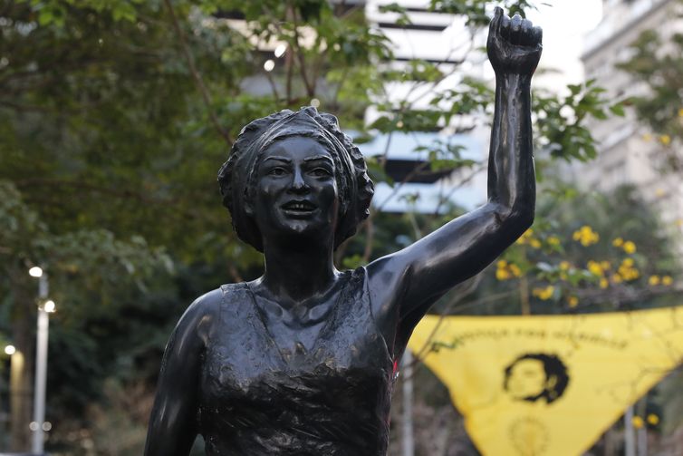 Estátua da ex-vereadora Marielle Franco, assassinada em 2018, é inaugurada no Buraco do Lume, centro da cidade