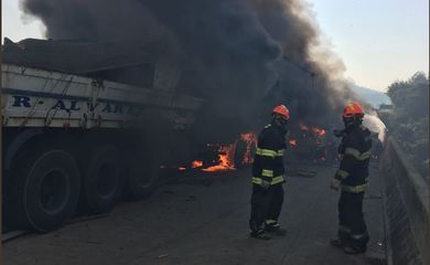 Engavetamento de 36 carros provoca fechamento da Rodovia Carvalho Pinto (Divulgação/Twitter Corpo de Bombeiros de São Paulo)
