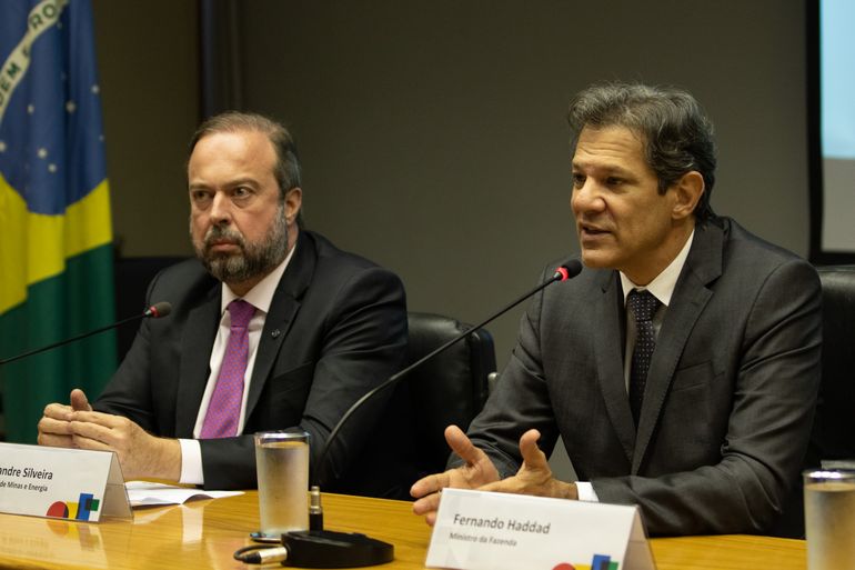 Brasília (DF) 28/02/2023 Os ministros das Minas e Energia, Alexandre Silveira e da Fazenda, Fernando Haddad, durante coletiva sobre a reoneração dos combustíveis.