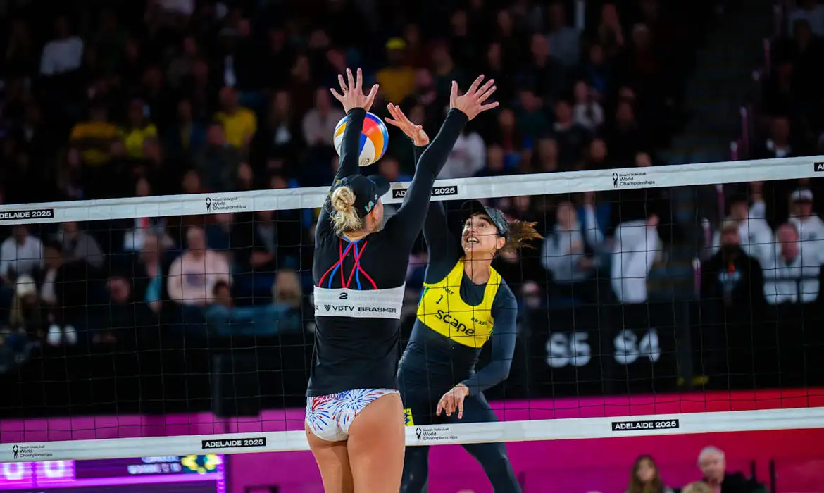 Divulgação/FIVB Carol Solberg e Rebecca perdem semi do Mundial de Vôlei de praia feminino 2025