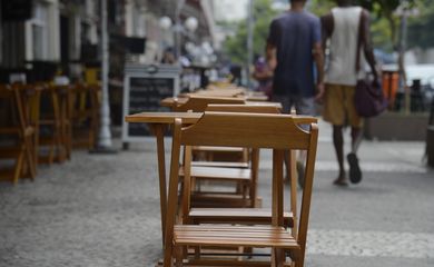 Bares e restaurantes de Botafogo ficam vazios na hora do almoço, no Rio de Janeiro. 