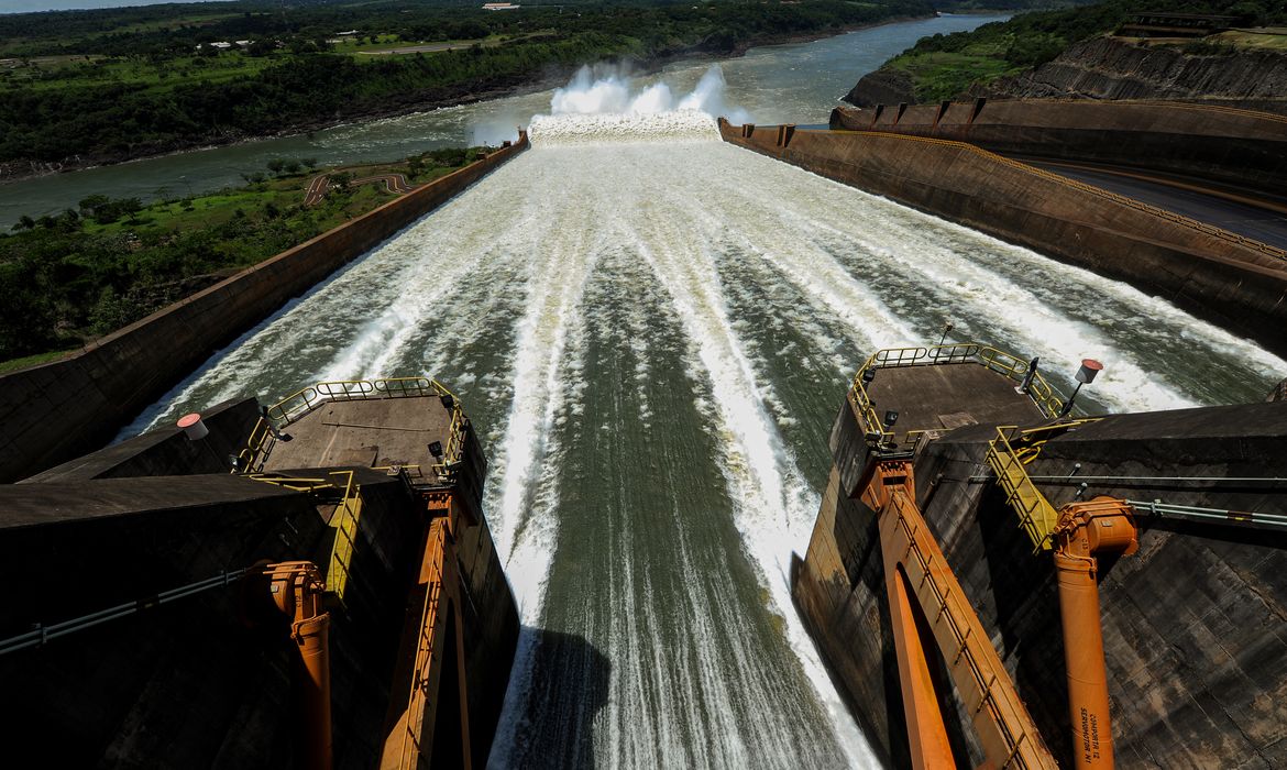 Foz do Iguaçu (PR), 02/01/2025 – Vista das comportas da hidrelétrica de Itaipu Binacional, a hidrelétrica foi criada em 26 de abril de 1973 e regida em igualdade entre Brasil e Paraguai. A usina está localizada no Rio Paraná, no trecho de fronteira entre o Brasil e o Paraguai, 14 km ao Norte da Ponte da Amizade, nos municípios de Foz do Iguaçu, no Brasil, e Hernandarias, no Paraguai. Foto: Joédson Alves/Agência Brasil