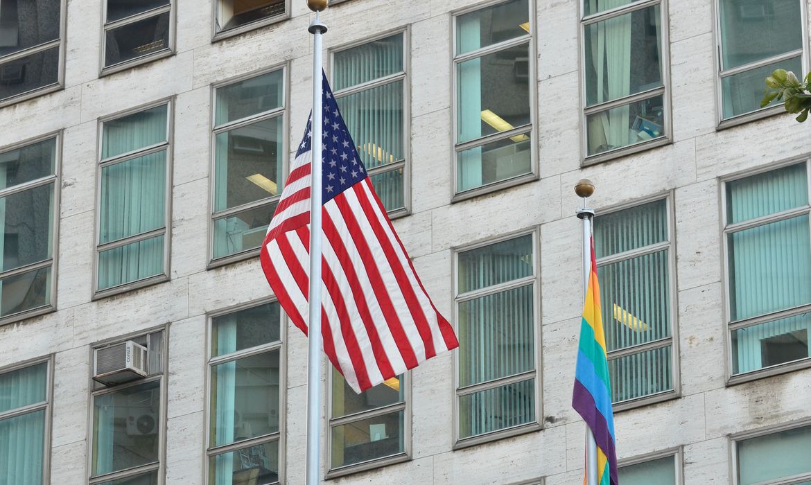 O enviado especial do Departamento de Estado dos Estados Unidos para os Direitos Humanos das Pessoas LGBTI, Randy Berry, trouxe bandeira arco-íris ao Consulado dos Estados Unidos no Rio (Fernando Frazão/Agência Brasil)