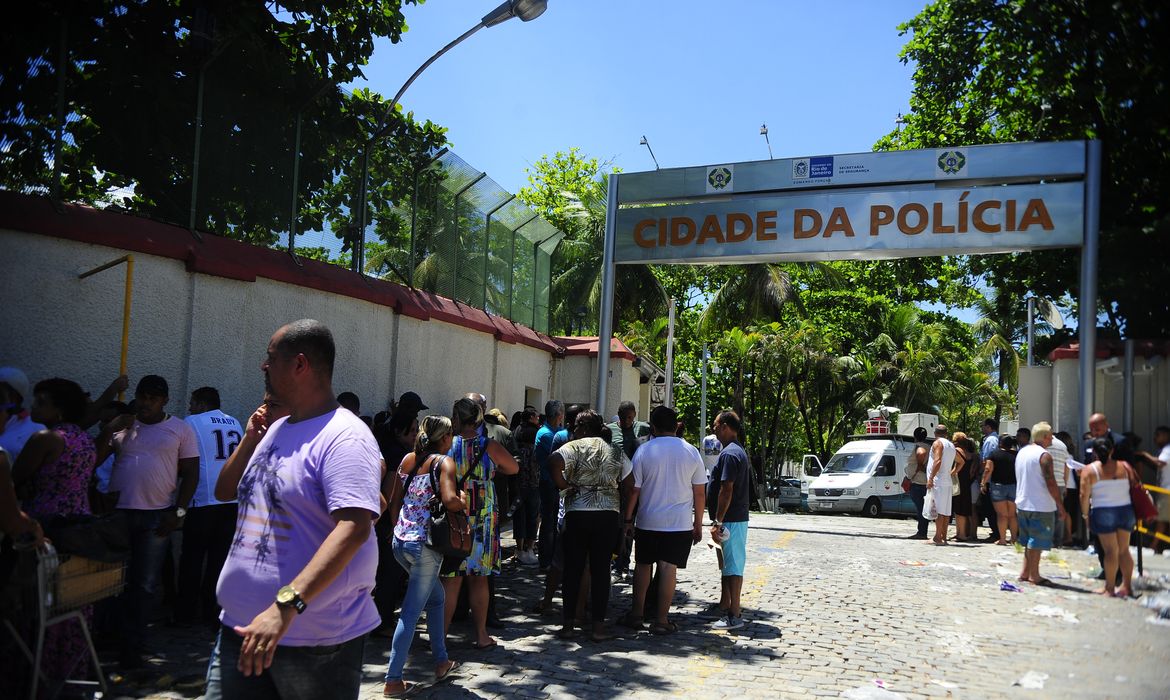 Parentes de alguns presos em flagrante ontem (22) antes da partida entre  Vasco e Fluminense, aguardam informações  em frente da Cidade da Polícia, no Jacarezinho (Tânia Rêgo/Agência Brasil) 